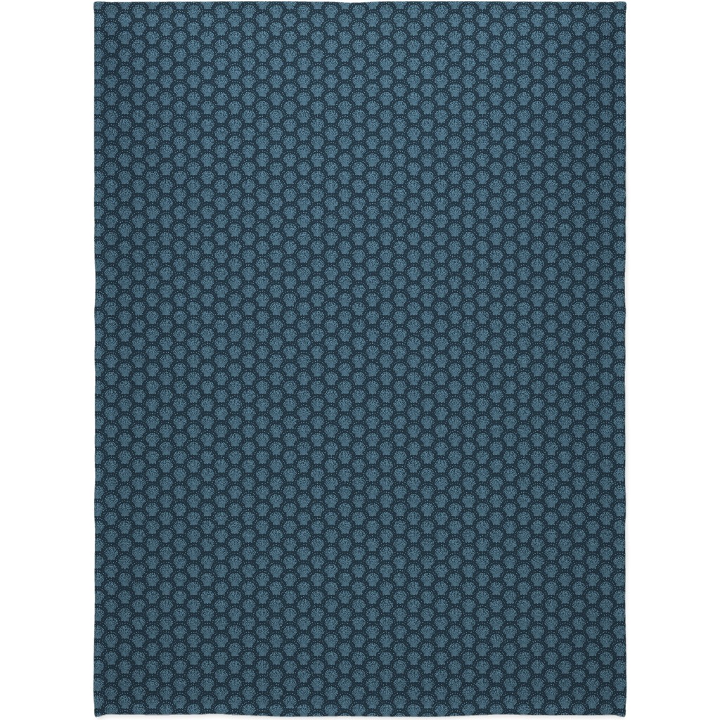 Pretty Scallop Shells - Navy Blue Blanket, Plush Fleece, 60x80, Blue