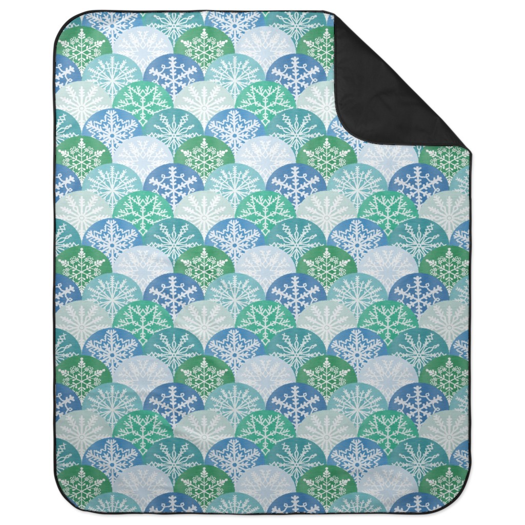Christmas Snowflake Scallop Picnic Blanket, Blue